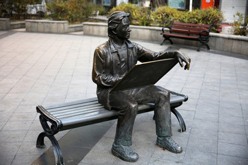 哈尔滨中央大街画家铜像