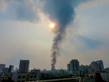 遮天蔽日的浓烟