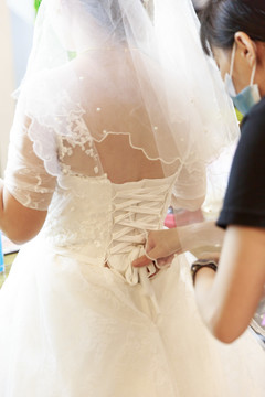 新娘穿婚纱