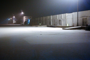 大雪夜晚的机场停机坪