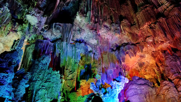岩溶洞的绚丽灯光色彩