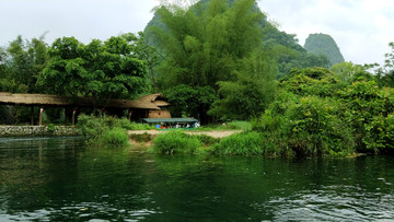 峡谷滴翠碧绿河水