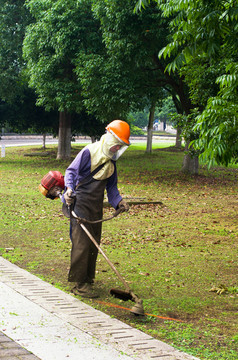 环卫工人修理草坪