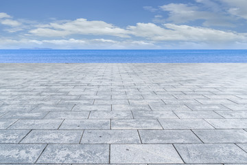 广场地砖和大海背景