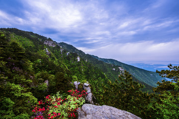 远山山峰