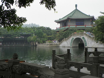 湖和亭子