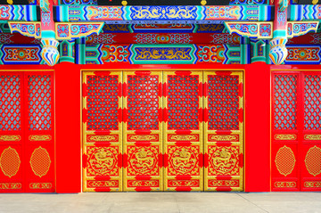 中式古典红色大门