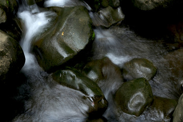 水流和石