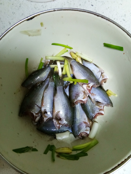 酥炸小鲫鱼