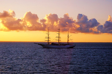 波罗地海上的帆船
