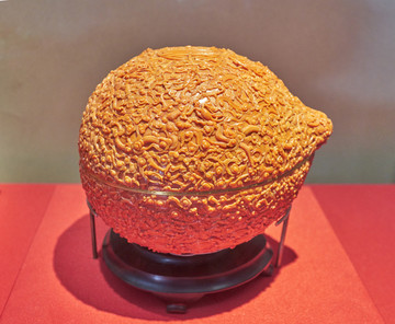 清代金胎珊瑚雕云龙福寿文桃式盒