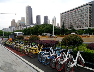 城市里的共享单车
