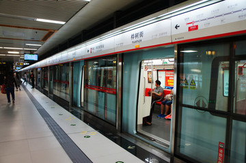 哈尔滨地铁站台