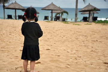 海边沙滩小女孩背影