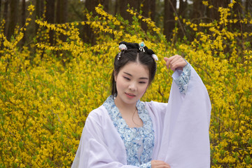 公园花草汉服美女