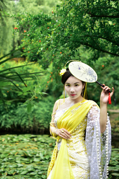 公园荷花汉服美女