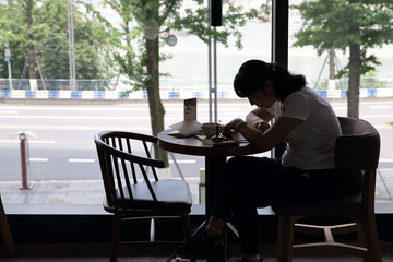 窗前女人剪影