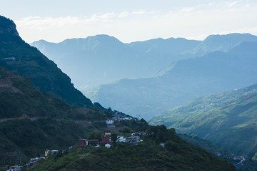 崇山峻岭 山村