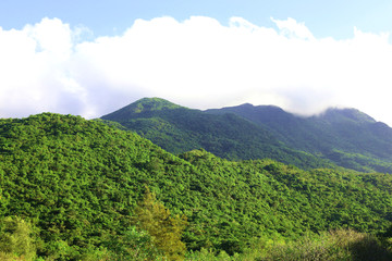 山峰云雾缭绕