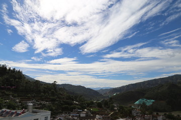 蓝天白云 村庄 人家 大山 山