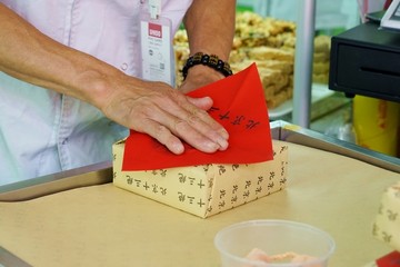 北京 特产 糕点 包装过程1