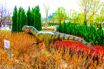 泰达航母公园奔跑恐龙塑造像