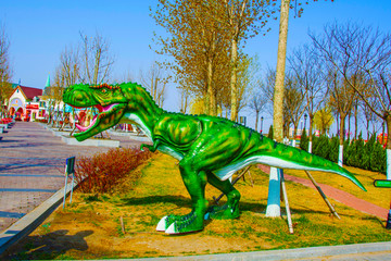泰达航母公园绿色恐龙塑造像