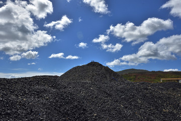 蓝天白云下的煤矿