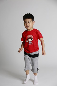 红衣小男孩