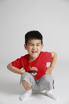 红衣小男孩