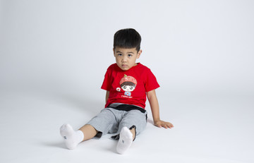 红衣小男孩
