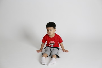 红衣小男孩