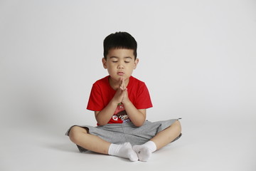 红衣小男孩