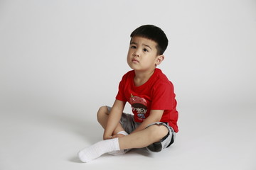 红衣小男孩