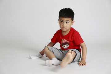 红衣小男孩
