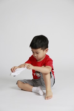 红衣小男孩