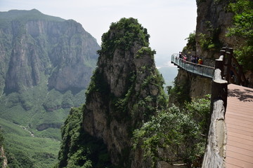 云台山茱萸峰玻璃栈道