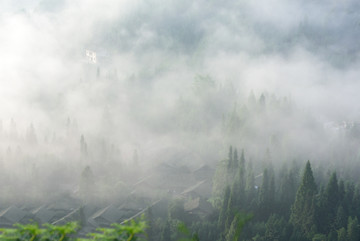 云雾里的村寨