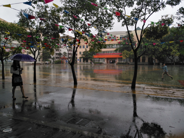 雨中校园