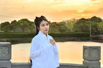 公园白色古装美女汉服美女