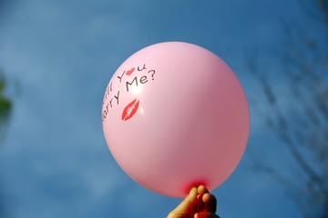 一只粉色气球