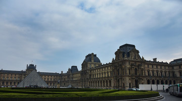 法国巴黎卢浮宫玻璃金字塔