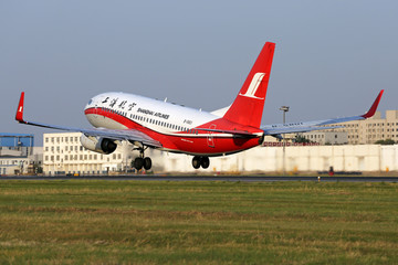 上海航空公司的飞机起飞