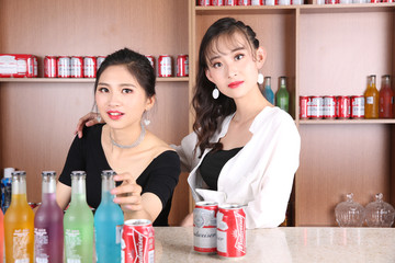 两个酒吧女郎