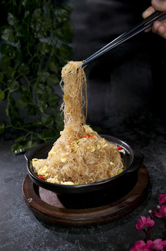 砂锅炒米线