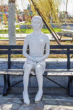 坐在椅子上休息的老年女人雕像