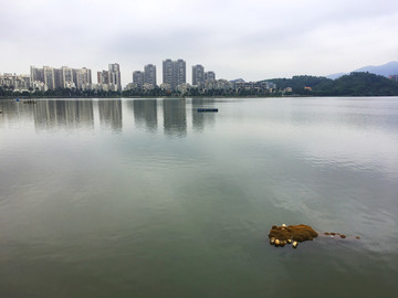 波海湖 平静的湖面