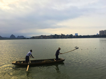 波海湖 湖面 划船的渔民
