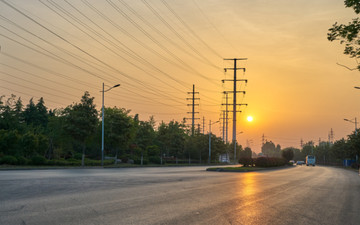 夕阳照射下的公路 高清大图