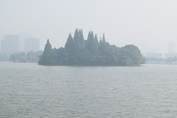 天井湖中一座山